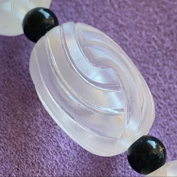 Art Deco matte lucite black beaded necklace - Picture 5 of 9